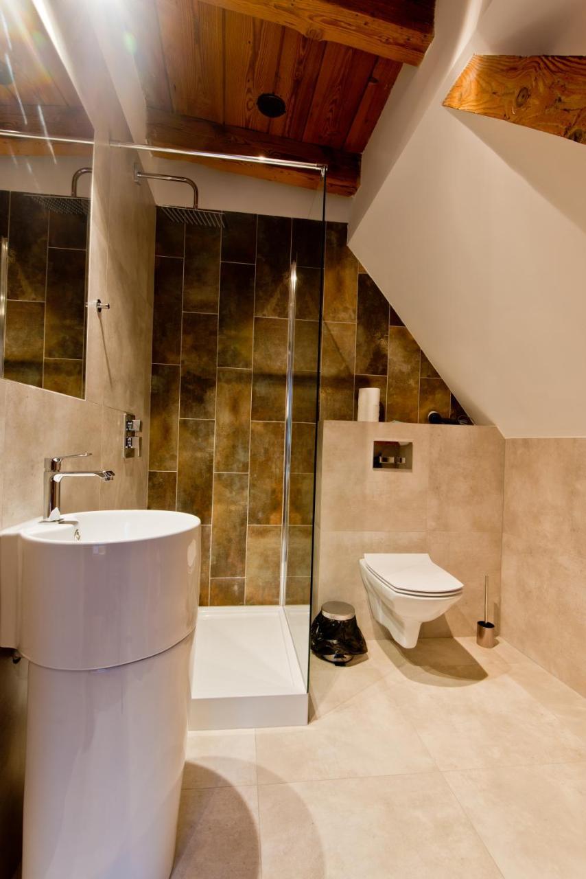 Apartsuites I Sorau Zary  Exterior photo A wet room