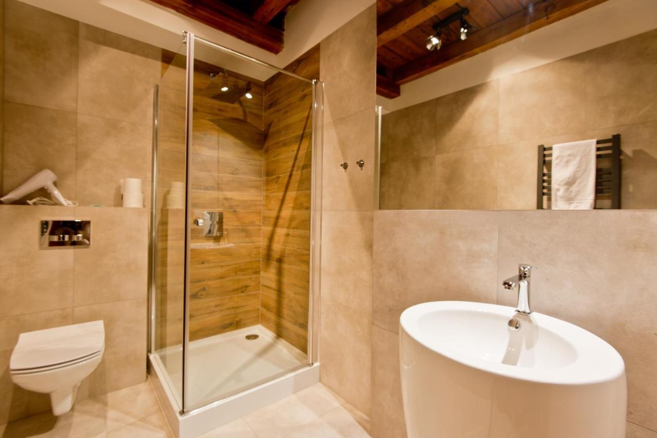 Apartsuites I Sorau Zary  Exterior photo A shower enclosure