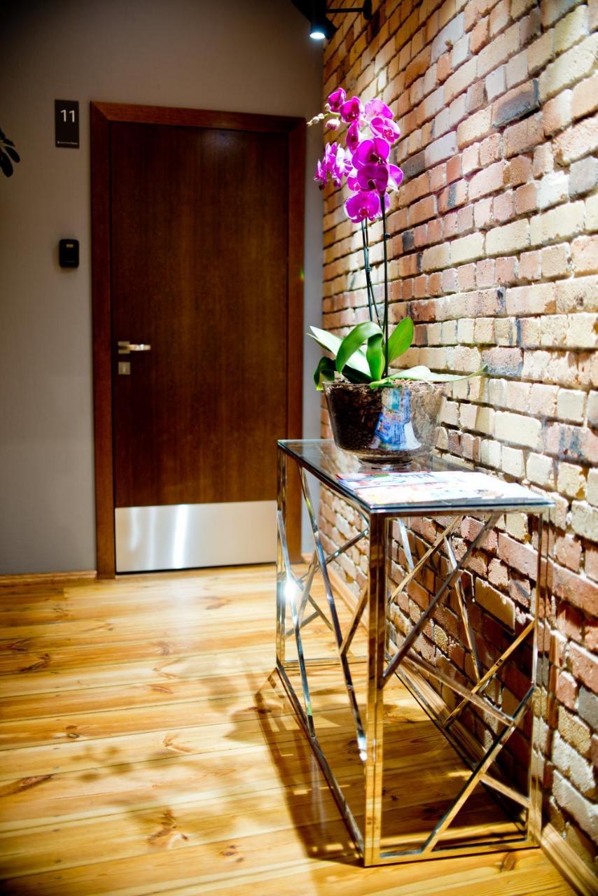 Apartsuites I Sorau Zary  Exterior photo A modern console table