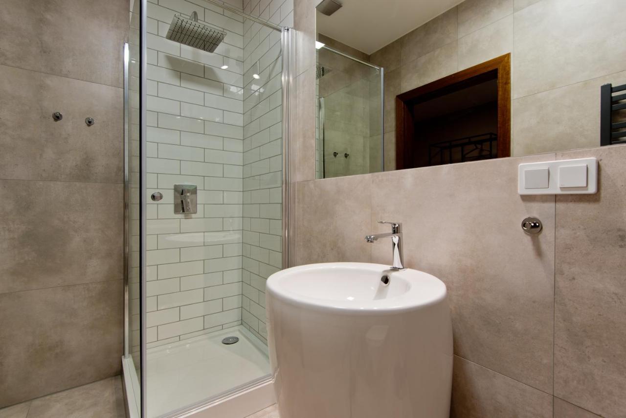 Apartsuites I Sorau Zary  Exterior photo A shower cubicle